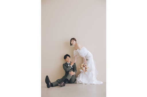 ベージュの壁の前で