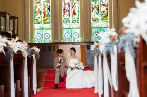 祭壇で寄り添う二人