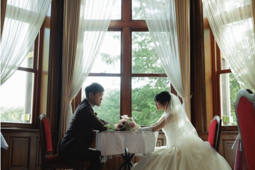 窓際で向き合う穏やかな手元