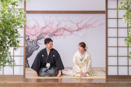 お茶室で正座のお写真も