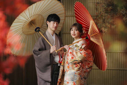 紅葉と和傘を使って日本ならではの和を演出しました！！