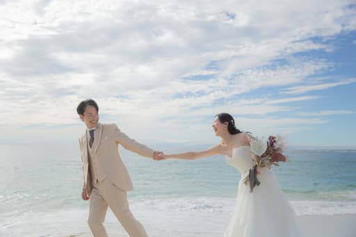 白砂とエメラルドグリーンの海がつくる唯一無二の世