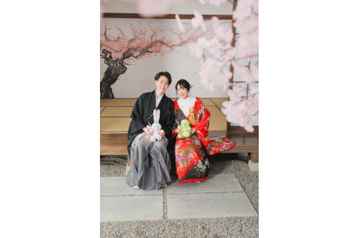 好きなぬいぐるみを膝の上に置いて可愛くハイチーズ！