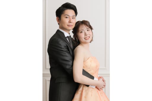 白壁×オレンジドレス