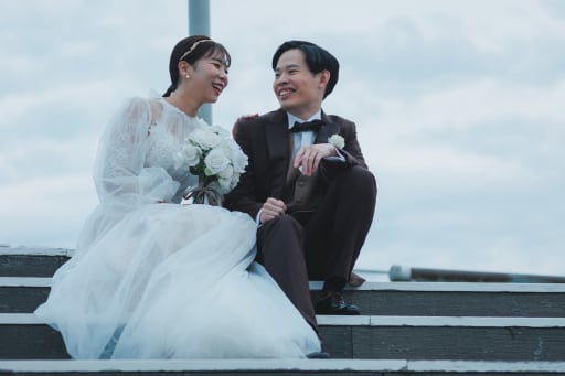 大桟橋の開放感が生む、自然体な笑顔