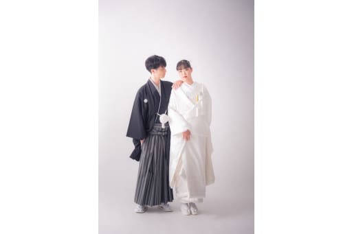 真っ白な背景でお二人のショット