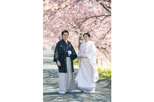 ピンクの桜と白無垢が華やかで素敵ですね♡
