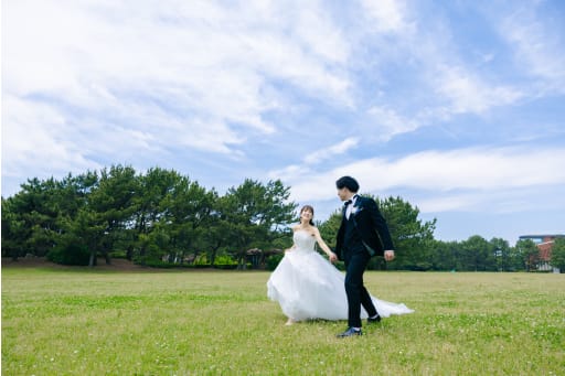 芝生でスキップ♪