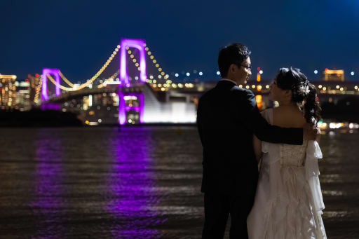 寄り添う後ろ姿