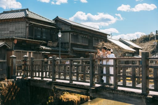 あっちに何かある！と楽しそうなお二人、微笑ましすぎます。