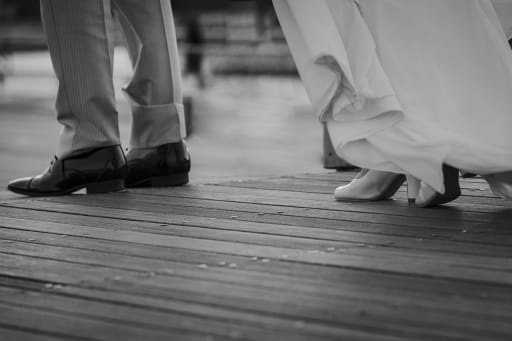 歩み寄る足元も