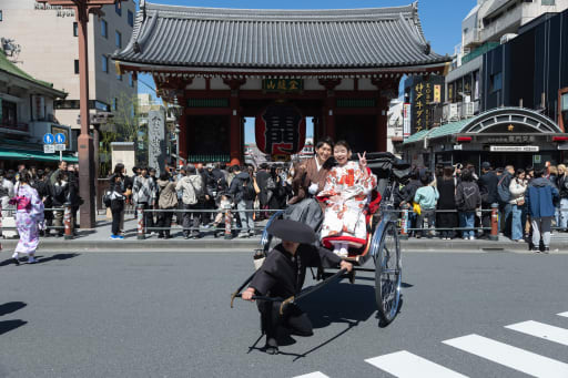 雷門前で