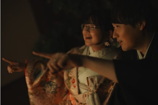 未来を指さすふたり