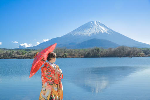 湖畔を背景に