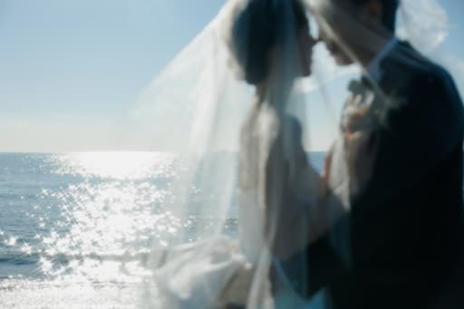 次は、海のキラキラと一緒に。太陽に照らされてキラキラと輝く海が、まるで二人を祝福しているかのようです。