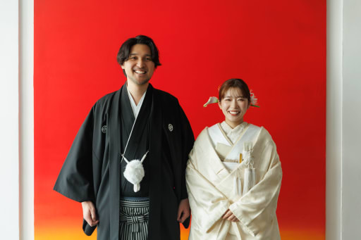 赤い背景のおふたり