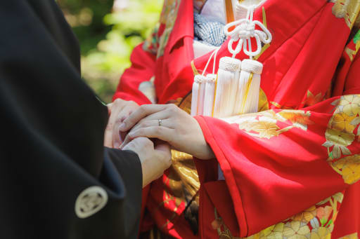 手を取り合って