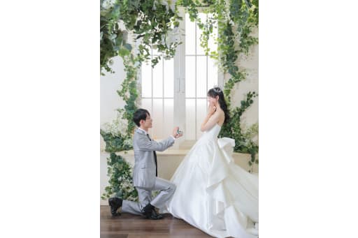 窓辺でドキドキのプロポーズ