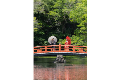 湧玉池で和傘を持って