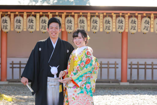 神社の中で様々なウェディングフォトを