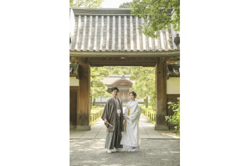 門の前でかっちりと