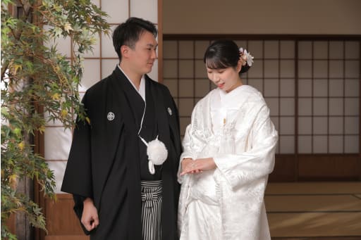 ご新婦様を見つめるご新郎様