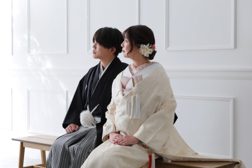 椅子に腰掛けるシーンも