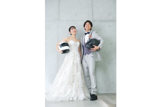 ヘルメットを抱えて