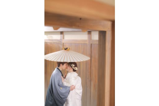 屋内庭園スタジオで、ロマンチックに