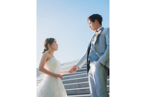 洋装へお召し替え、横浜の空へ