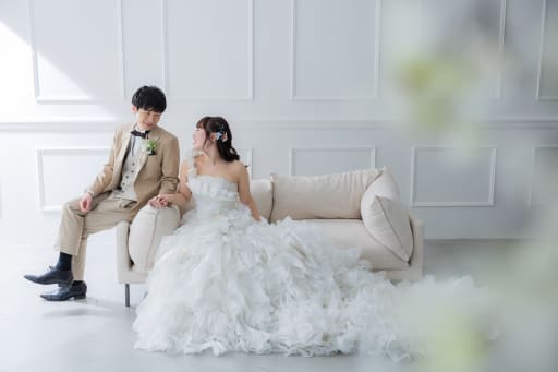 ソファに腰掛けて