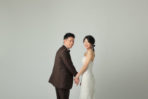 背景紙の前でポージング  