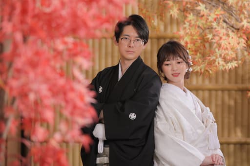 紅葉を背景に