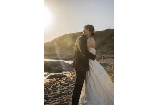 抱き合って