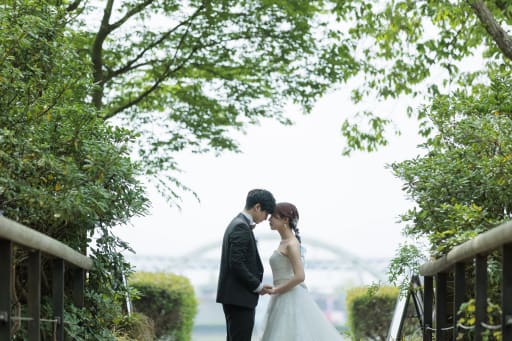 おでこを合わせて