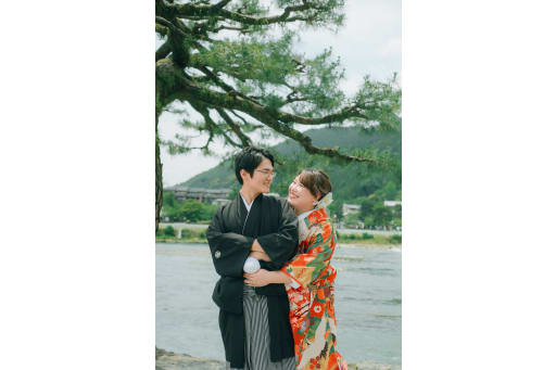 ご紹介させていただくのは、色打掛と紋付姿の素敵なお二人です。