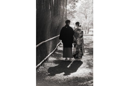 そして、最後にモノクロームの後ろ姿で締めくくり。