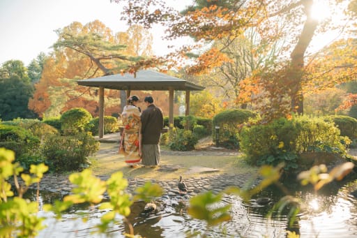 紅葉をバックに