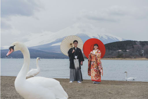 二人と白鳥と富士山