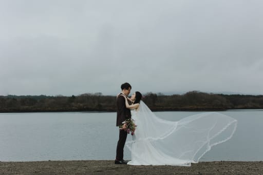 大きな湖と綺麗なお持ち込みブーケ！