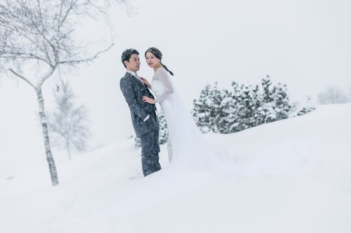 降り続く雪の中で