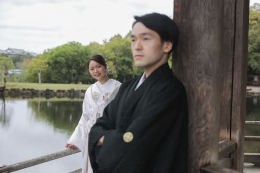 後ろからひょっこり新婦様  