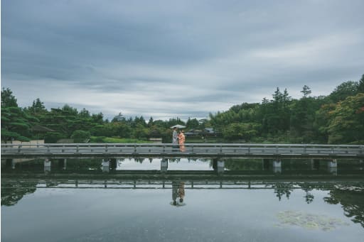 橋の横から