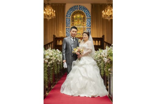 ステンドグラスが彩る、優美なポートレート