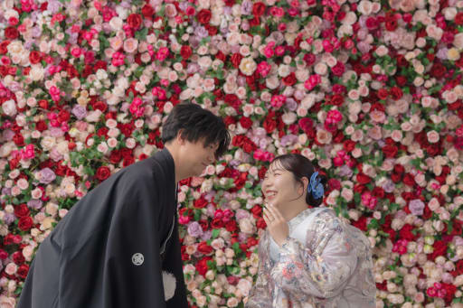 バラの壁の前で