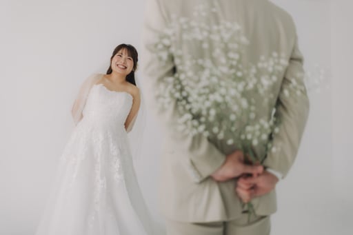 新郎様の後ろ手に花束