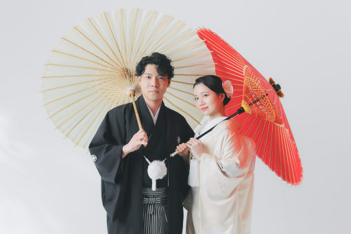 紅白の番傘が彩る和の共演