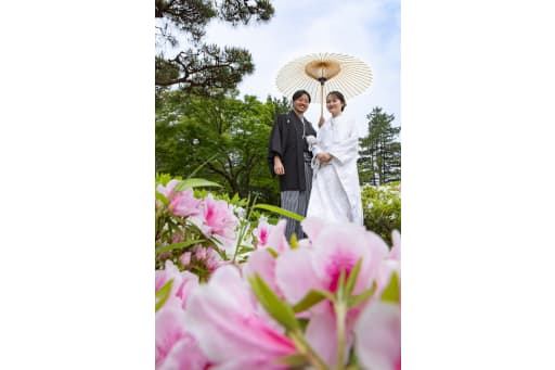 つつじのお花と一緒に！にこにこな笑顔もとっても素敵！