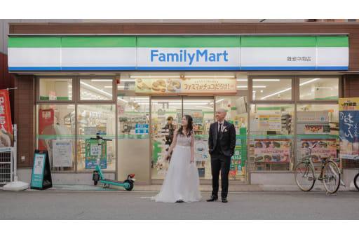 ファミリーマート前で