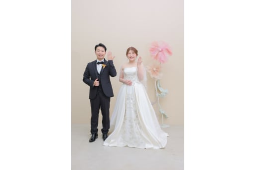 元気よく結婚しましたポーズ！